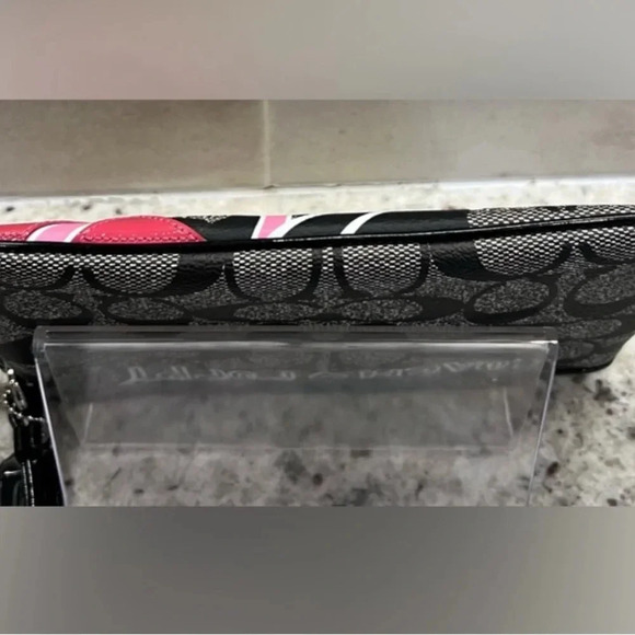 Limited Edition Coach Poppy wristlet - Picture 6 of 6